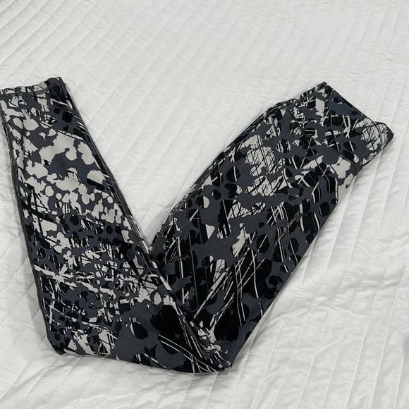 Fabletics Anywhere Motion 365+ High-Waisted Legging - Picture 1 of 3